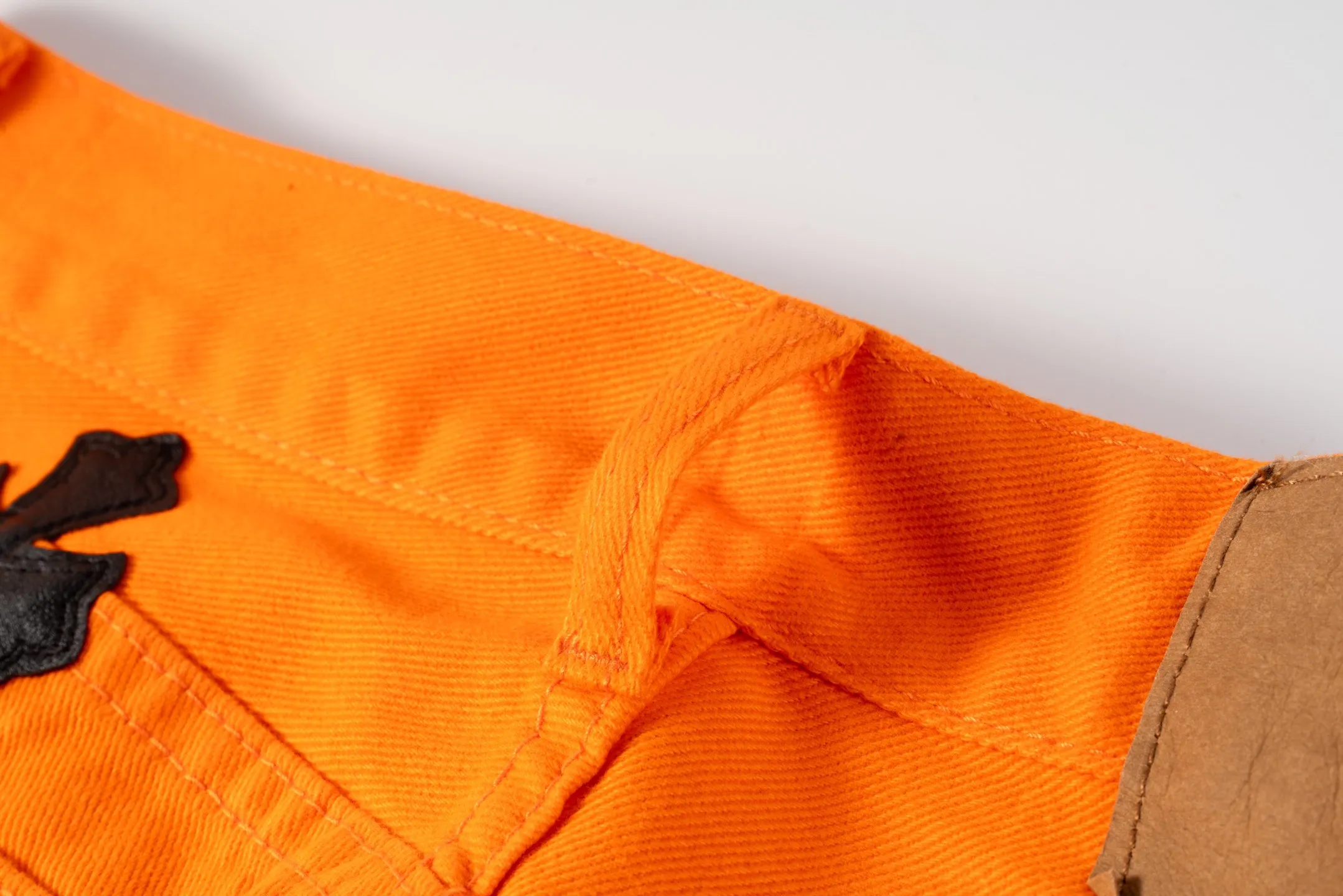 P240 Chrome Hearts/CH Chrome Hearts Virgil co-branded limited edition orange black leather cowboy bootcut jeans (orange) Chrome Hearts co-branded jeans are really amazing! 🔥 As a jeans lover, I am amazed by its workmanship and details! Same style for men and women, must-have Cow King Style No.: 1707# Color: Orange Size: 28 30 32 34 (S-XL)